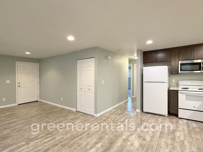 Building Photo - 2BR/1BA Duplex in Desirable West Olympia L...