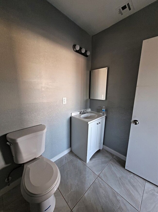 Building Photo - Studio for rent in CALEXICO!