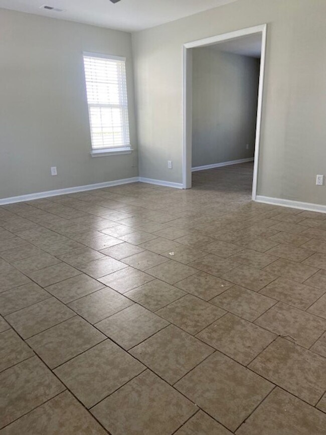 Foto del edificio - Spacious Town-home!