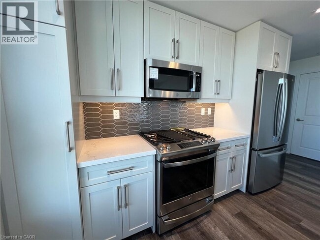 Building Photo - 2007 James St