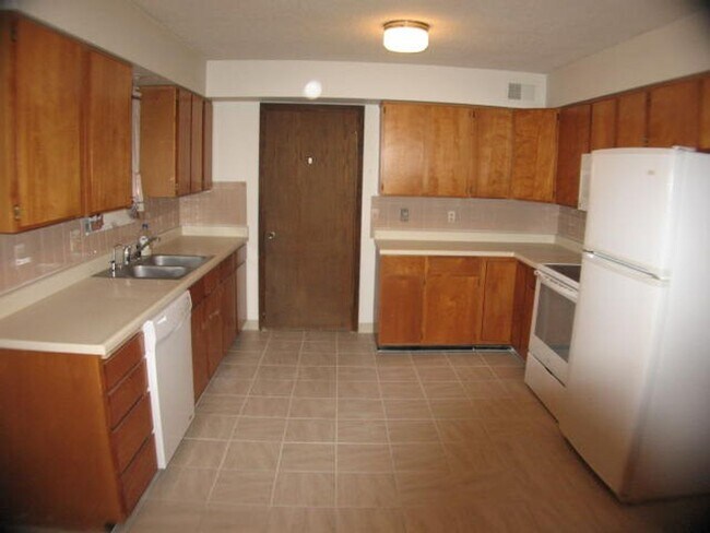 Foto del edificio - ALL PROSPECTIVE TENANTS MUST SUBMIT A $58 NON-REFUNDABLE APPLICATION FEE PER APPLICANT ONLINE AND...