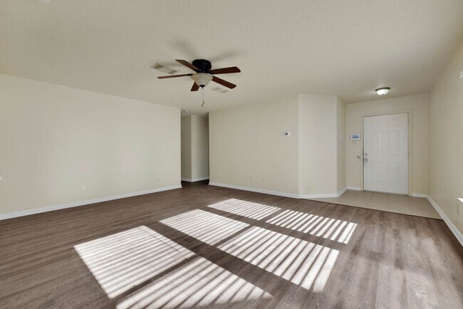 Foto del edificio - Beautifully Renovated 3-Bedroom, 2-Bathroo...