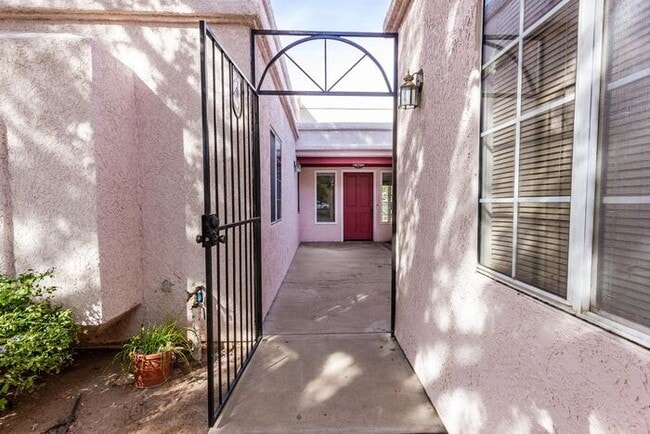 Building Photo - Beautiful and Spacious 3BR 2BA Home w/ Courtyard • Fenced Yard • Cul-de-sac in Tucson