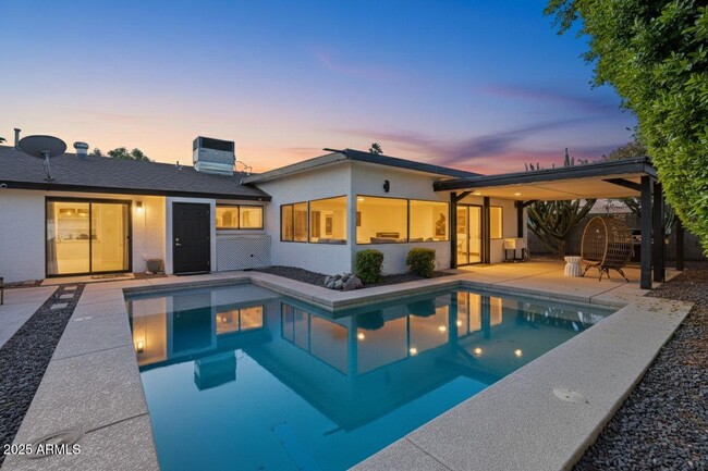 Foto del edificio - 8614 E Jackrabbit Rd