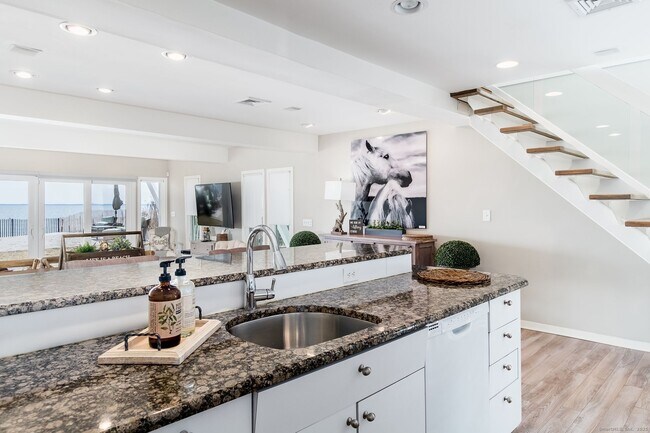 Foto del edificio - 1987 Fairfield Beach Rd