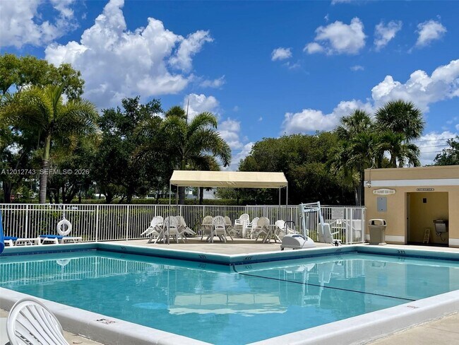 Foto del edificio - 491 Racquet Club Rd