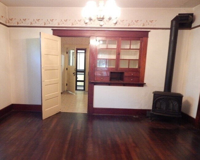 Foto del edificio - 3Bd/1Ba Two Story House - Available to View!