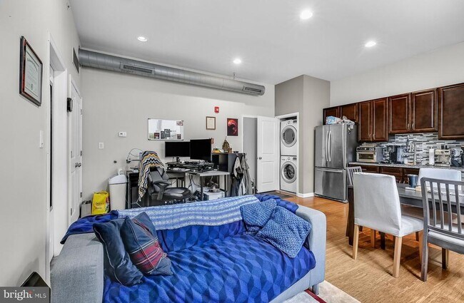 Building Photo - 2422 Frankford Ave