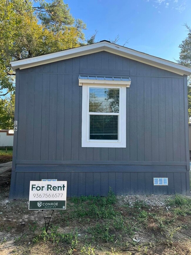 Building Photo - 106 E Semands St