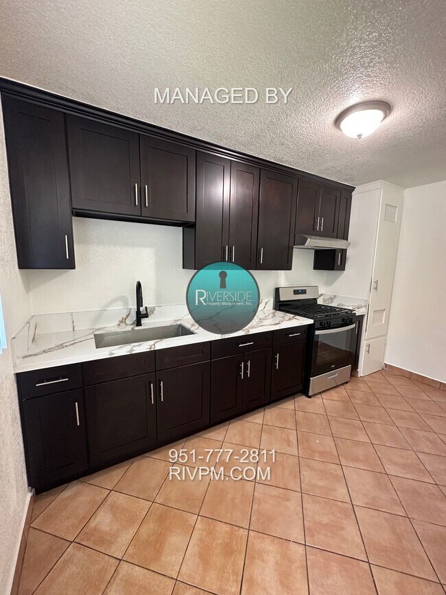 Building Photo - One Bedroom Apartment Off University!