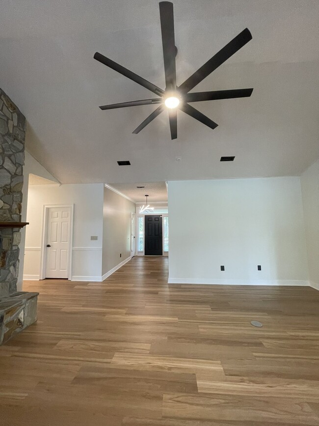 Foto del edificio - 4901 Meadowood Cir