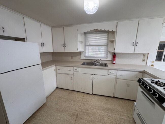Foto del edificio - the cutest 1-bedroom cottage! fridge , inside laundry and gas stove, huge yard!