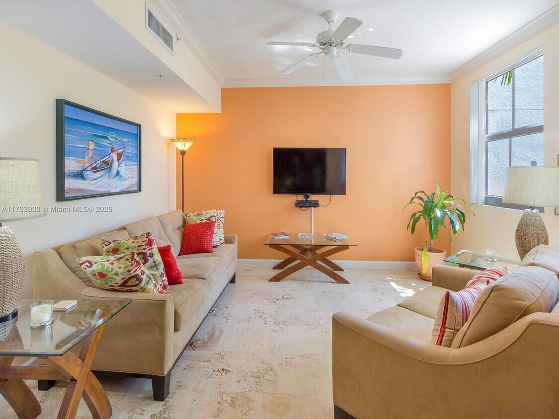 Primary Photo - 9172 Collins Ave