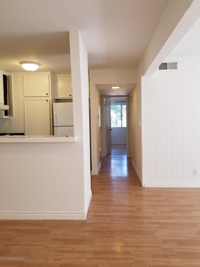 Building Photo - 10636 Woodley Ave