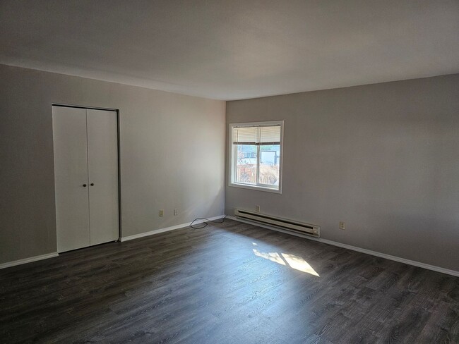 Building Photo - 810 Spring Ave