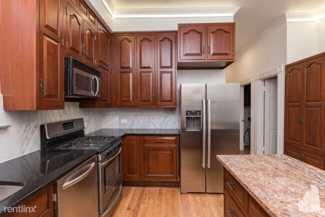 Foto del edificio - 3152 N Pine Grove Ave