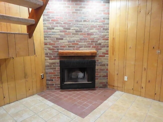 Building Photo - 122 W 9th Ave