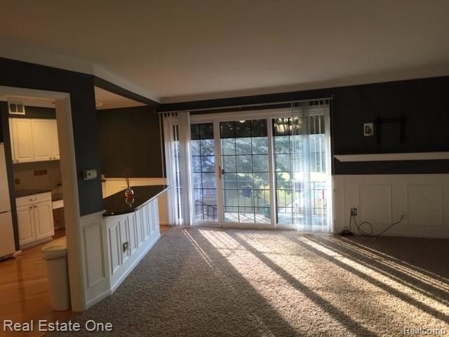 Building Photo - 484 N Fox Hills Dr