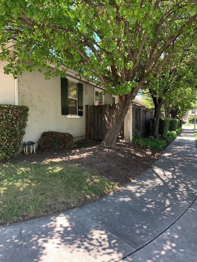 Building Photo - 3 br, 2.5 bath House - 560 Woodlake Drive