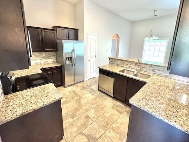 Building Photo - Spacious 4 Bedroom 3 Bath Home In Southeast
