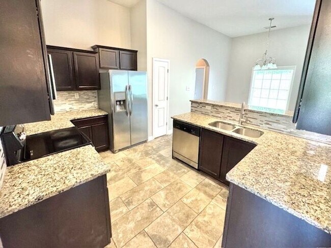 Foto del edificio - Spacious 4 Bedroom 3 Bath Home In Southeast