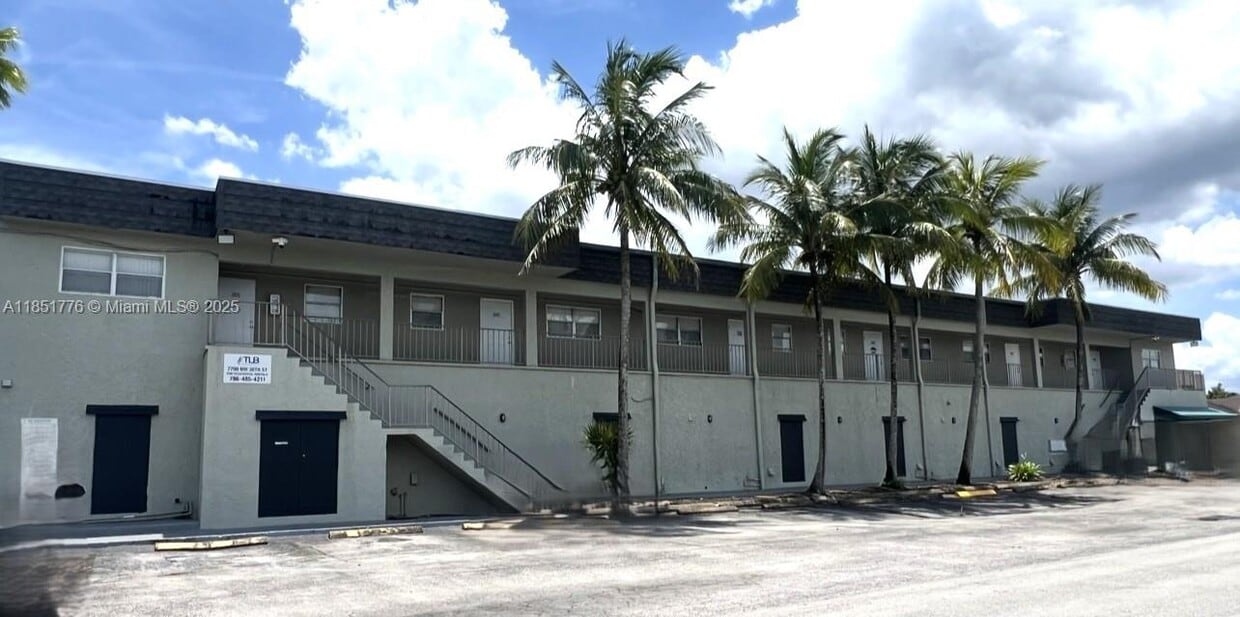 Foto principal - 7701-7713 Davie Road Extension Ext