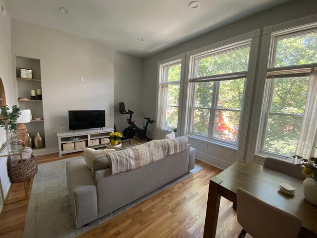 Foto del edificio - 2719 N Pine Grove Ave