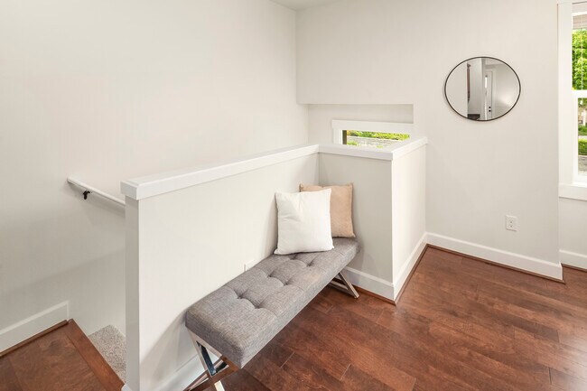 Foto del edificio - 1363 Chelsea Walk NE