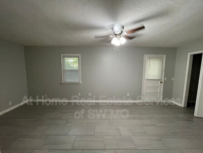 Foto del edificio - 323 N Pine Ave