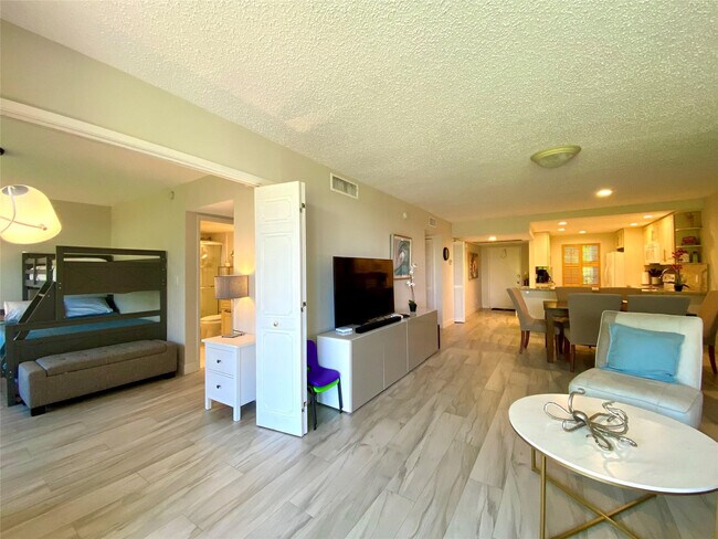 Foto del edificio - 3800 Oaks Clubhouse Dr