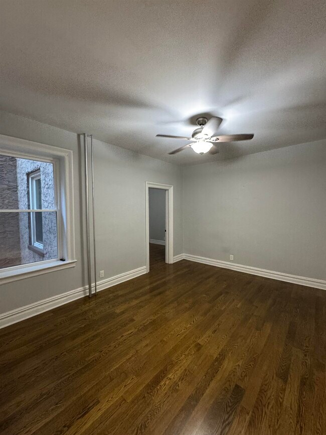 Foto del edificio - 55 Corbin Ave