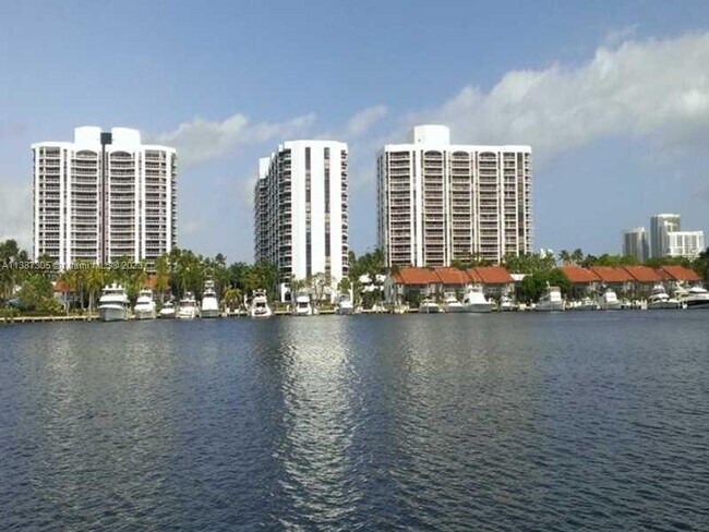 Building Photo - 3600 Yacht Club Dr