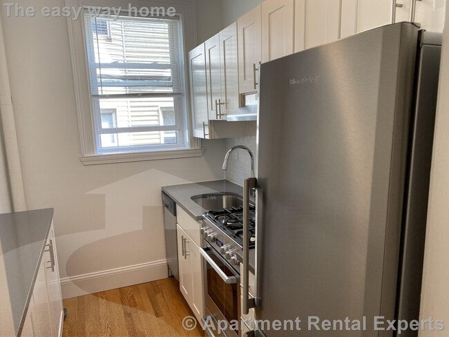 Building Photo - 170 Maple St