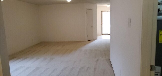 Building Photo - 8908 Seven Oaks Ln