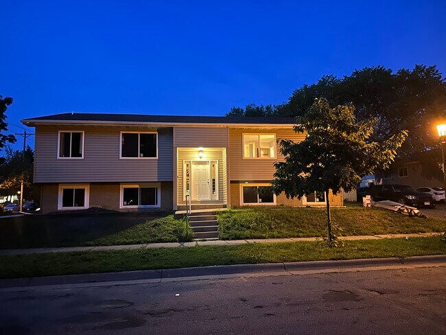 Building Photo - 870 Albert St N