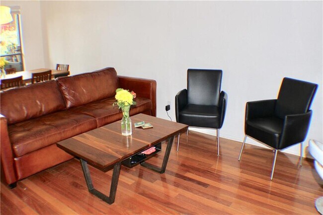Foto del edificio - 1101 Hollow Creek Dr