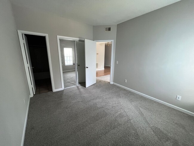 Building Photo - The Courtyard on Wilshire Blvd- 2 BED | 2 ...