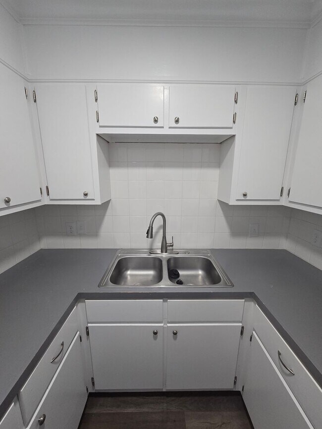 Foto del edificio - Newly Remodeled 2 Bed/1.5 Bath Townhouse i...