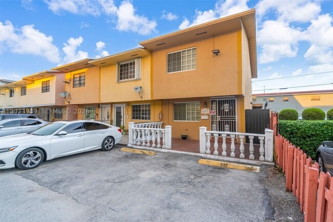 Building Photo - 627 W 68th St
