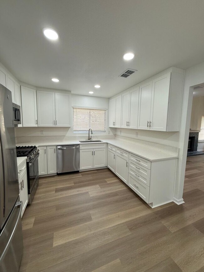 Foto del edificio - 3 BEDROOM COURT LOCATION
