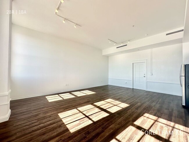 Building Photo - Recently Renovated 2 Bedroom with Large Wi...