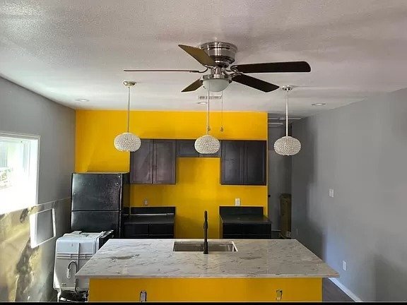 Building Photo - Ready to move in