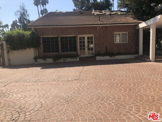 Building Photo - 808 Sierra Dr