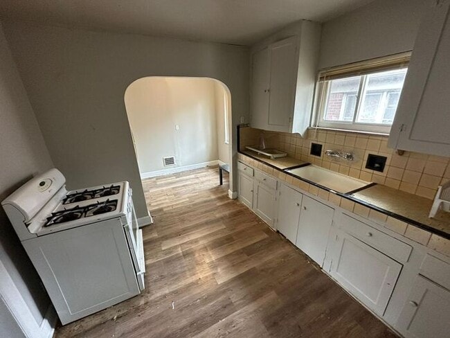 Building Photo - Fully Remodeled - Section 8 Accepted- Skip the Deposit