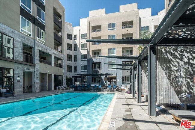 Foto del edificio - 435 W Los Feliz Rd