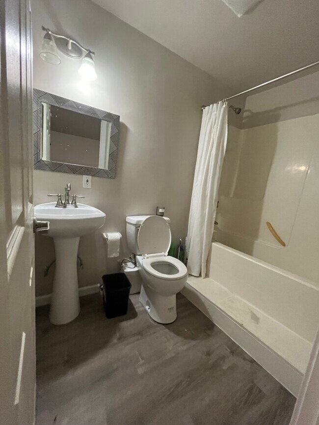 Baño en el dormitorio principal - 608 West St