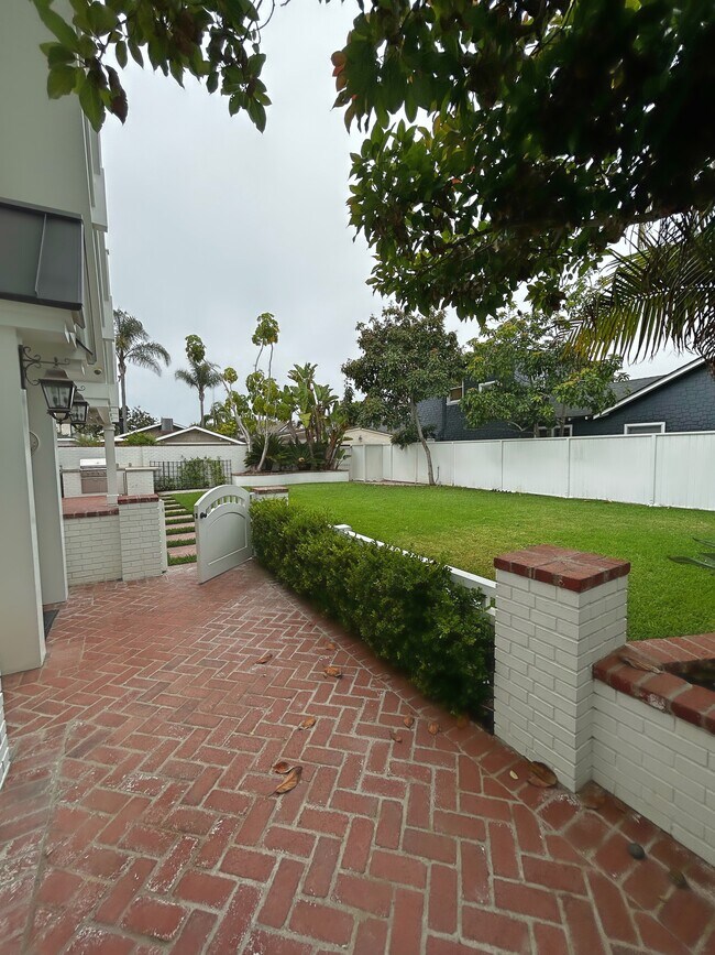 Building Photo - 1551 Miramar Dr