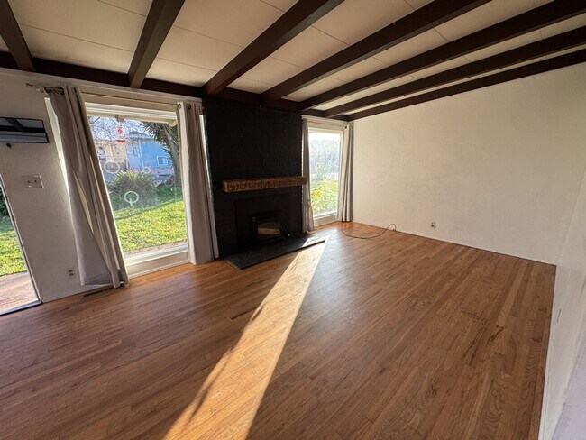 Foto del edificio - Large Dog-Friendly Myrtletown Home Located On A Large Corner Lot!