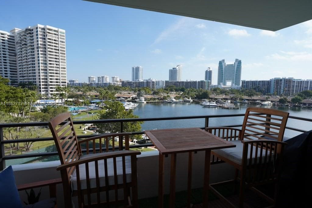 Foto principal - 500 Three Islands Boulevard