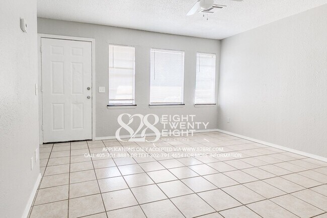 Foto del edificio - 2 Bed/1 Bath Triplex Home in Noble